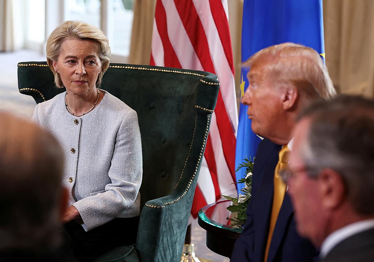 La presidenta de la Comisión Europea, Ursula von der Leyen, se reunió el domingo en Escocia con Trump para cerrar el acuerdo comercial