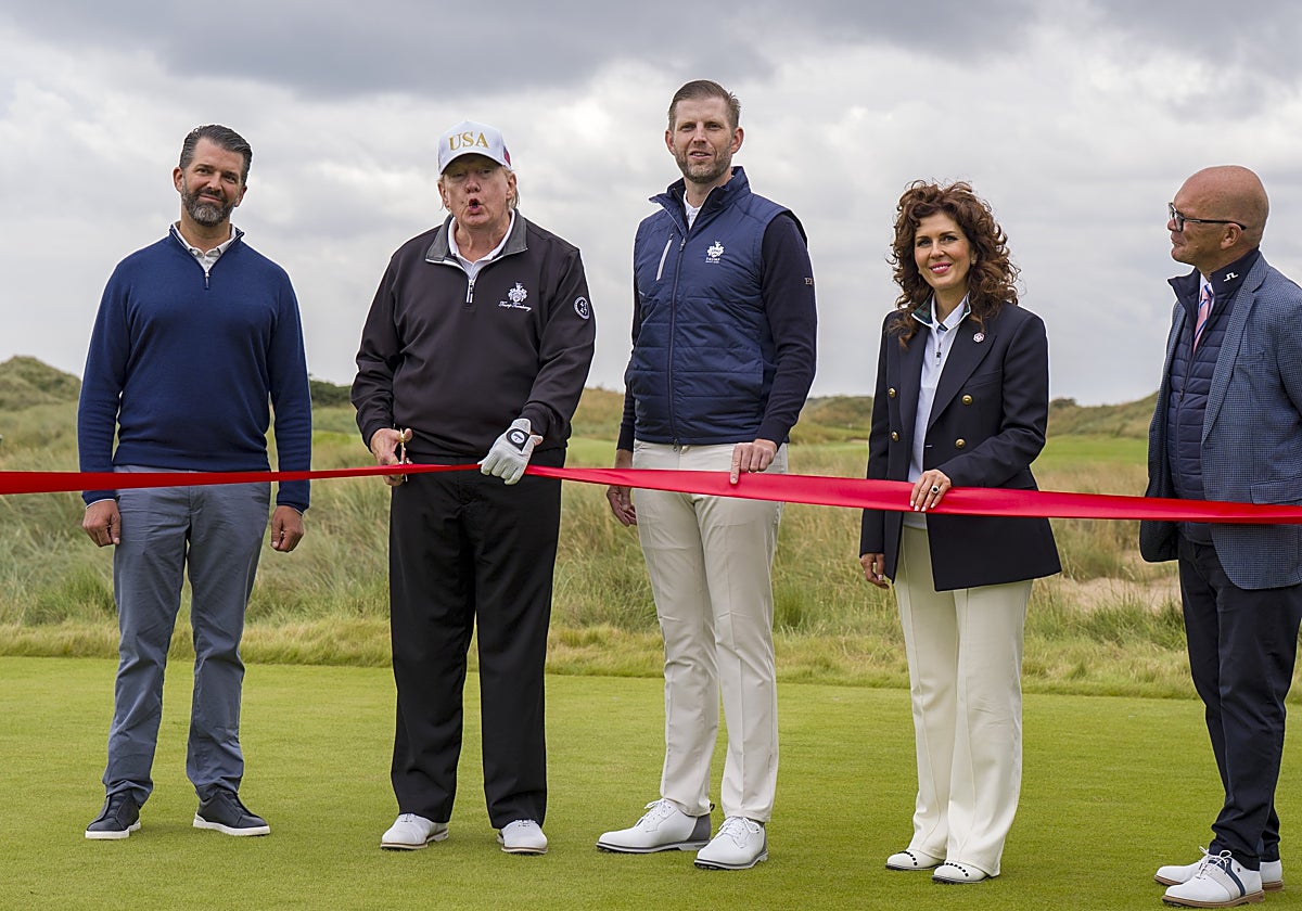 Donald Trump Jr., Donald Trump , Eric Trump, la vicepresidenta ejecutiva de Trump International Scotland, Sarah Malone, y el director ejecutivo de DP World Tour, Guy Kinnings, asisten a la ceremonia de inauguración del Trump International Golf