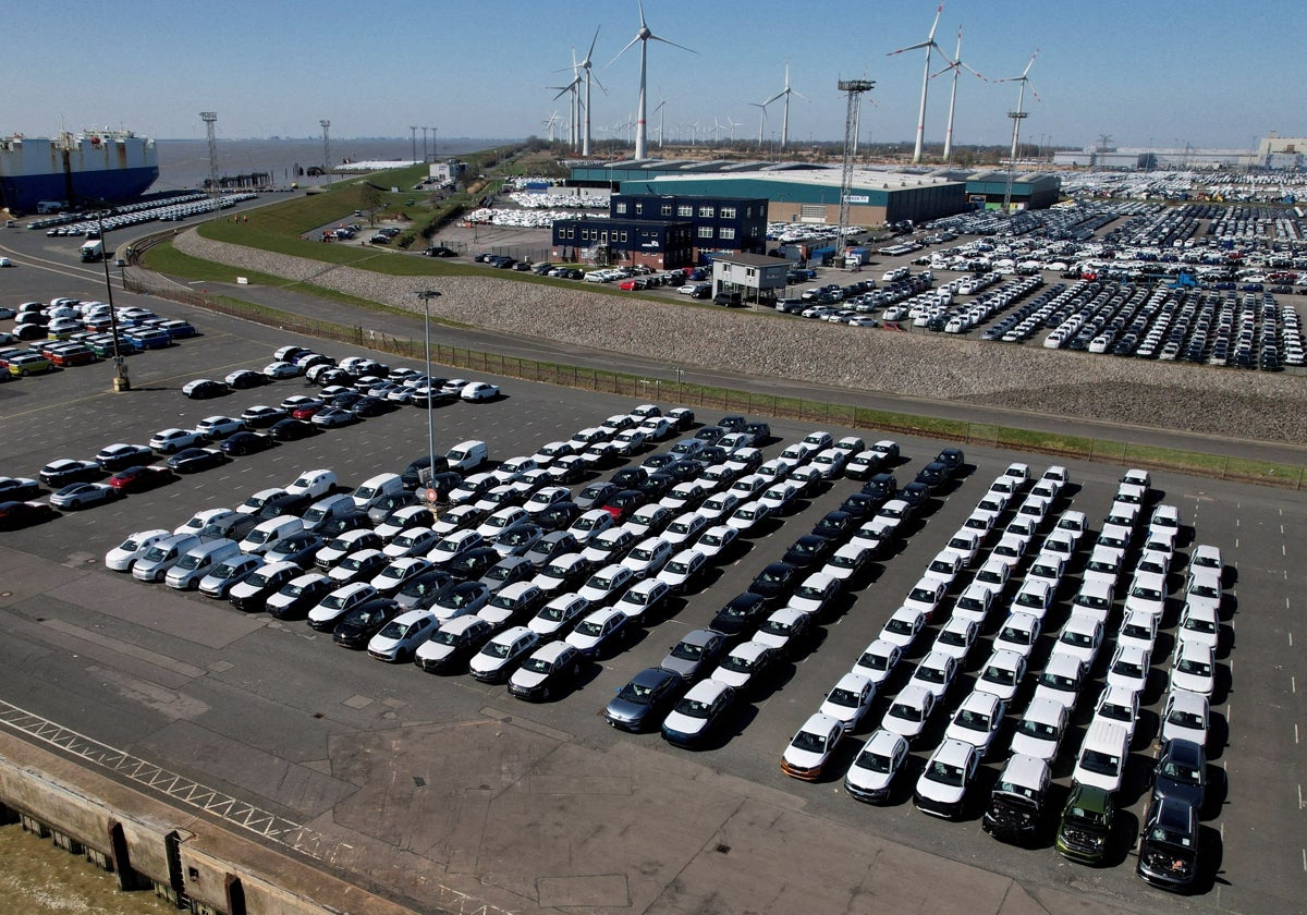 Coches de la marca alemana Volkswagen, listos para ser exportados a EE.UU. desde el puerto de Emden
