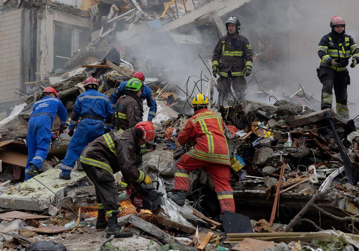 Al menos 31 muertos y más de 80 civiles heridos en un nuevo ataque de Rusia contra Kiev