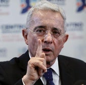 El expresidente colombiano Álvaro Uribe es condenado a 12 años de prisión domiciliaria por soborno y fraude procesal