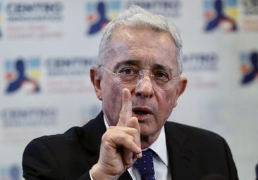 El expresidente colombiano Álvaro Uribe es condenado a 12 años de prisión domiciliaria