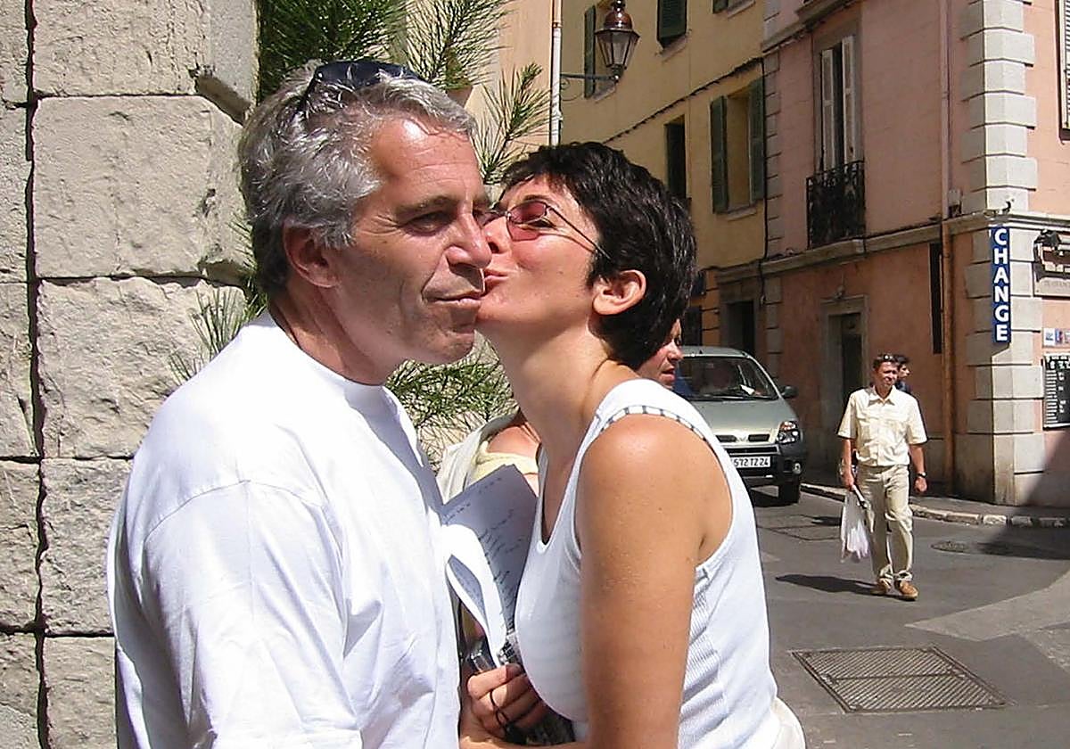 Ghislaine Maxwell en una foto con Jeffrey Epstein