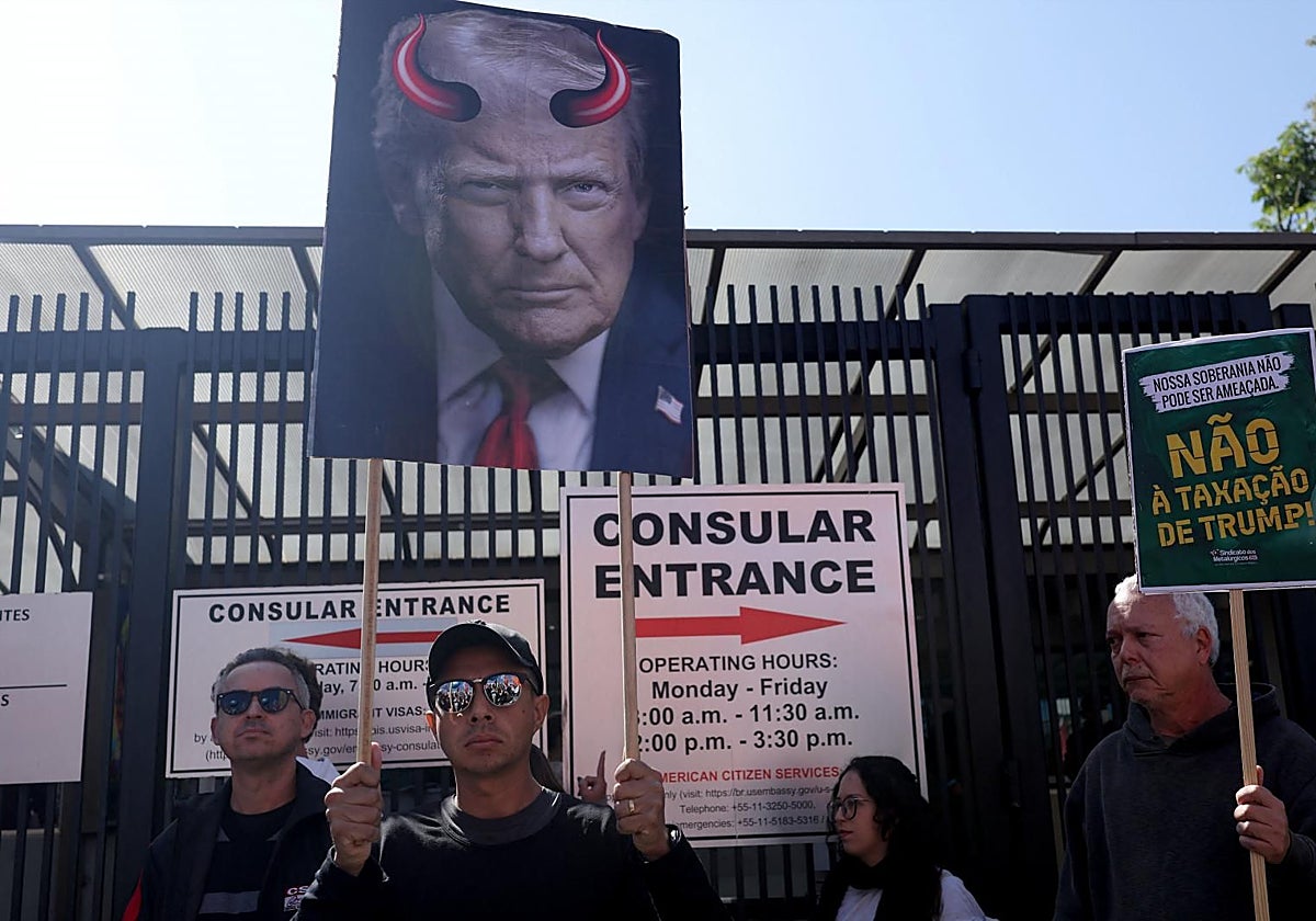 Protestas contra los aranceles de Trump frente al consulado de EE.UU. en Sao Paulo