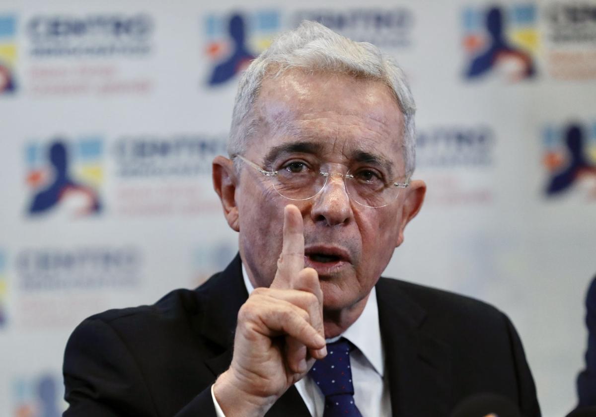 El expresidente colombiano Álvaro Uribe ha sido sentenciado a 12 años de prisión domiciliaria
