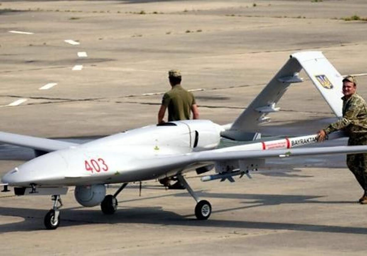 Miembros del Ejercito ucraniano con un dron