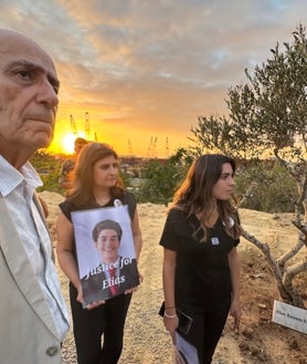 Imagen secundaria 2 - Los bomberos de Beirut, que perdieron a diez compañeros en la explosión, desfilaron ayer junto a las familias de las víctimas (imagen superior horizontal). Al acto acudieron el ministro de Cultura y la responsable de Asuntos Sociales (imagen de arriba horizontal). El doctor Adem, que perdió a su hija Krystel, se unió a la marcha junto a Mireille Khouri, cuyo hijo Elías, de 15 años, murió aquel trágico 4 de agosto de 2020 (imagen de arriba vertical)