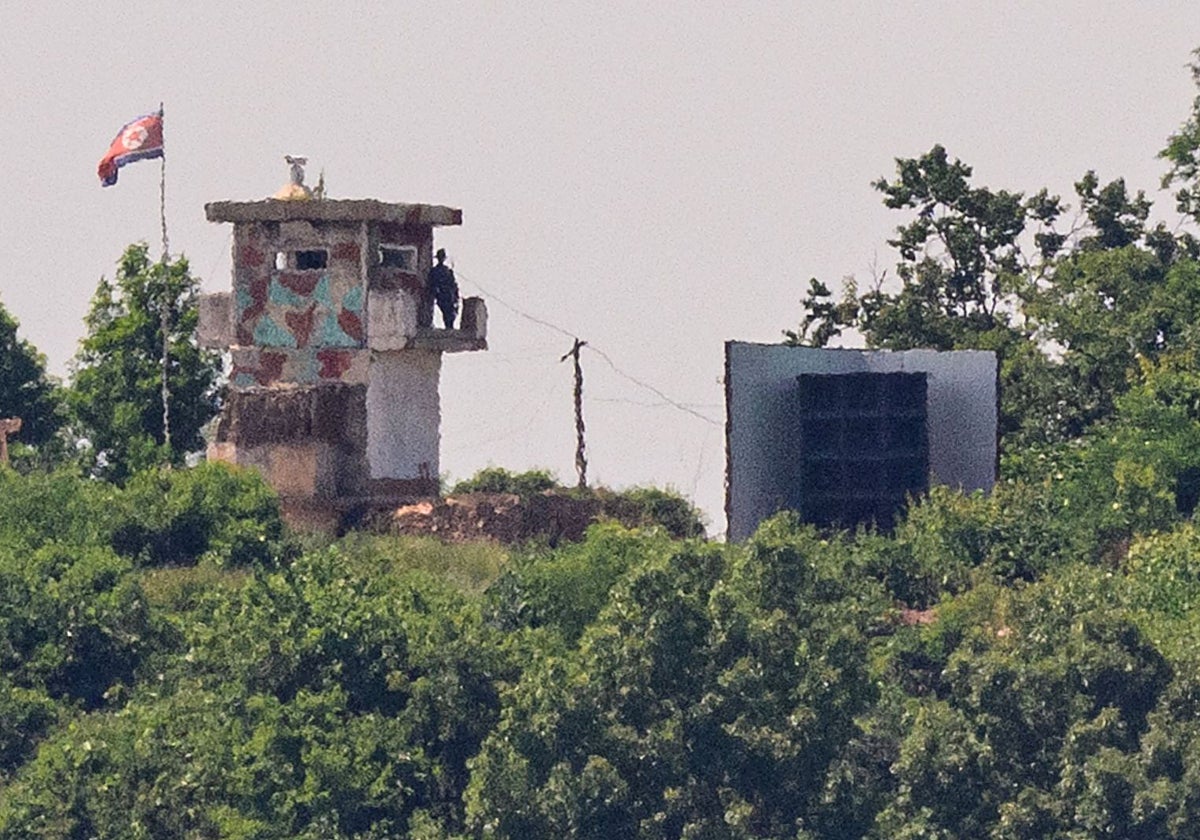 Un soldado norcoreano de guardia en una torre de vigilancia junto a un altavoz gigante (der.), cerca de la Zona Desmilitarizada (DMZ) que divide las dos Coreas