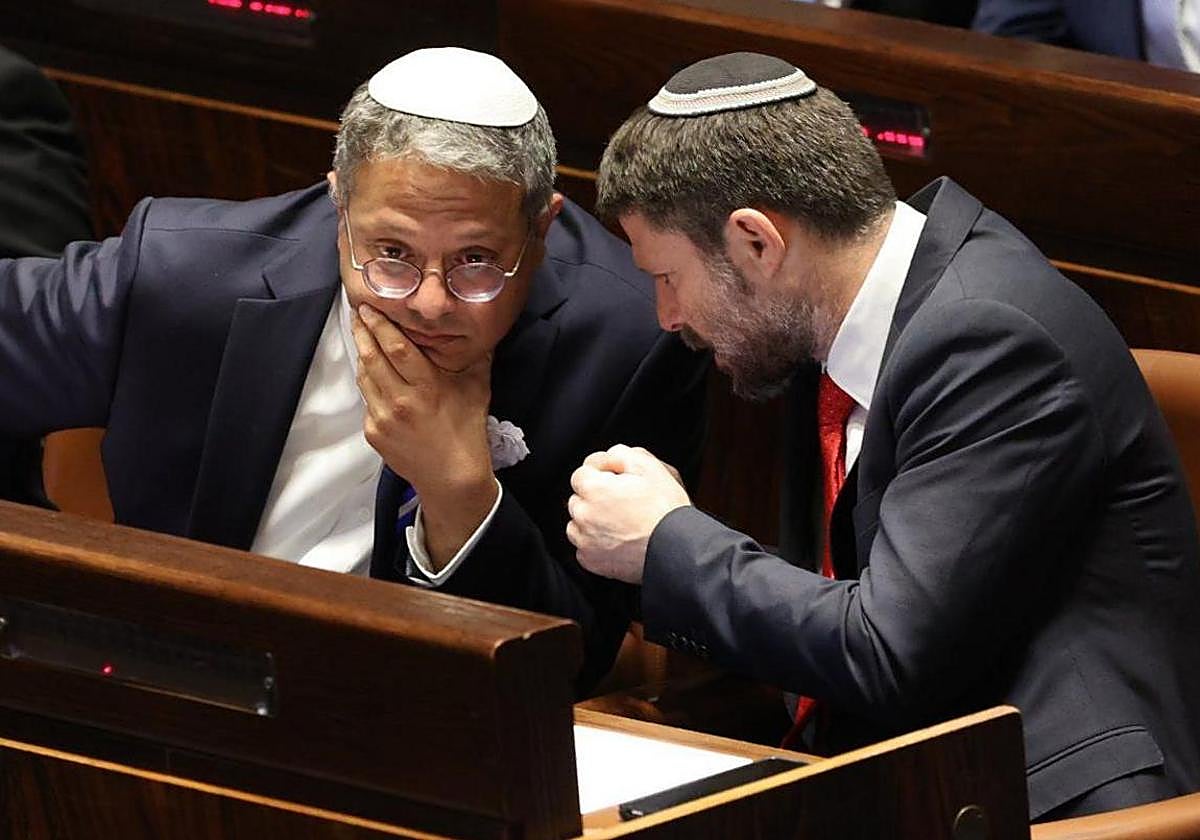 Itamar Ben Gvir, a la izquierda de la imagen, habla con Bazael Smotrich en el Parlamento