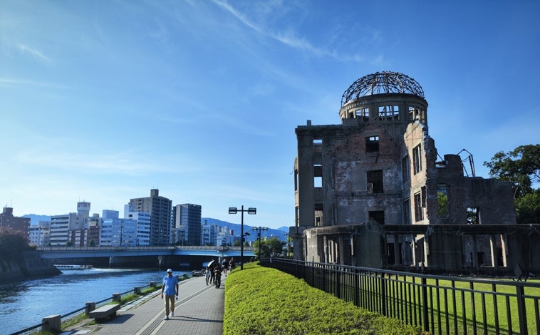 Imagen principal - Arriba, la fantasmagórica Cúpula de la Bomba Atómica es el símbolo de la destrucción atómica de Hiroshima; debajo, a la izquierda, monumento a las víctimas situado en el hipocentro donde cayó la segunda bomba, 'Fat man' en Nagasaki; la derecha, una reproducción de 'Fat man'