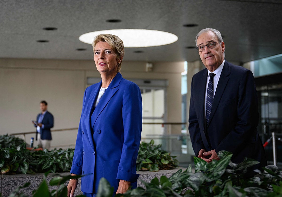 La presidenta de Suiza, Karin Keller-Sutter, y su ministro de Economía, Guy Parmelin, se marchan del Departamento de Estado tras reunirse con  Marco Rubio