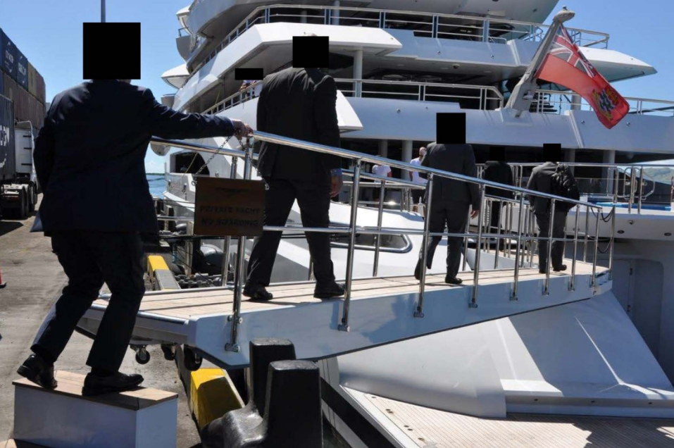 La tripulación subiendo al Amadea