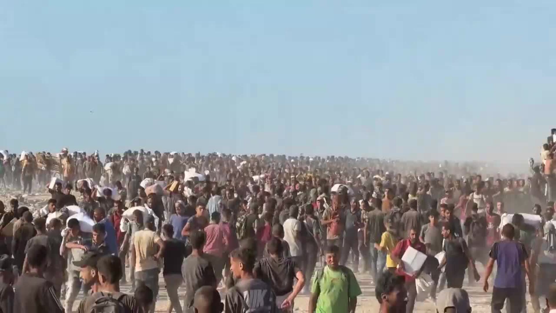 Miles de personas arriesgan su vida por un saco de harina en la Franja de Gaza