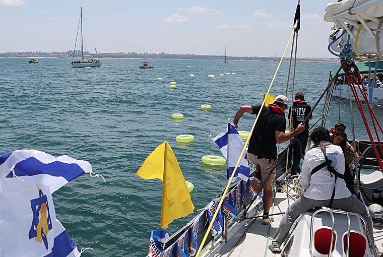 Familiares de los rehenes israelíes lanzan flotadores amarillos como símbolo de los secuestrados que aún no han regresado a casa