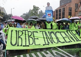 Miles de colombianos marchan en apoyo del expresidente Uribe y claman su inocencia