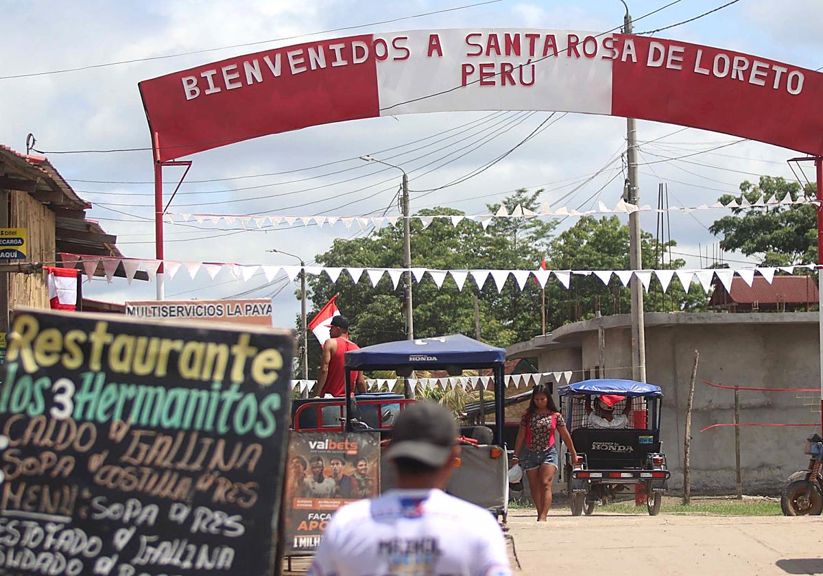 Las banderas peruanas abundan en la isla del Amazonas reclamada por presidente de Colombia