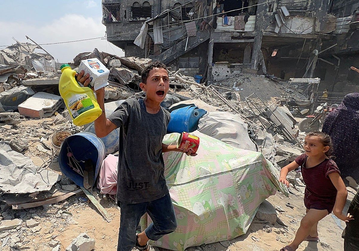 Un palestino muestra productos que ha podido obtener de la ayuda humanitaria lanzada desde aviones