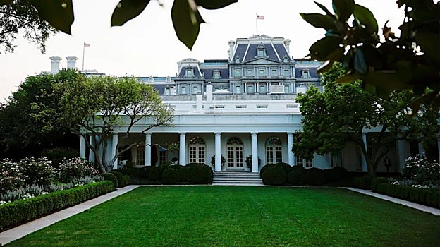 Imagen antes - Trump dice que la rosaleda era un infierno para las mujeres con tacones