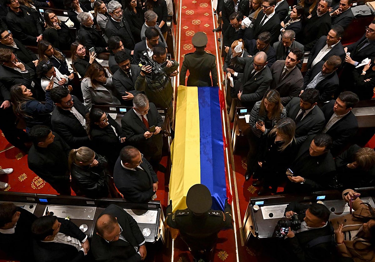 Miembros de la policía portan el féretro del senador Miguel Uribe en la capilla ardiente, ubicada en el Congreso colombiano