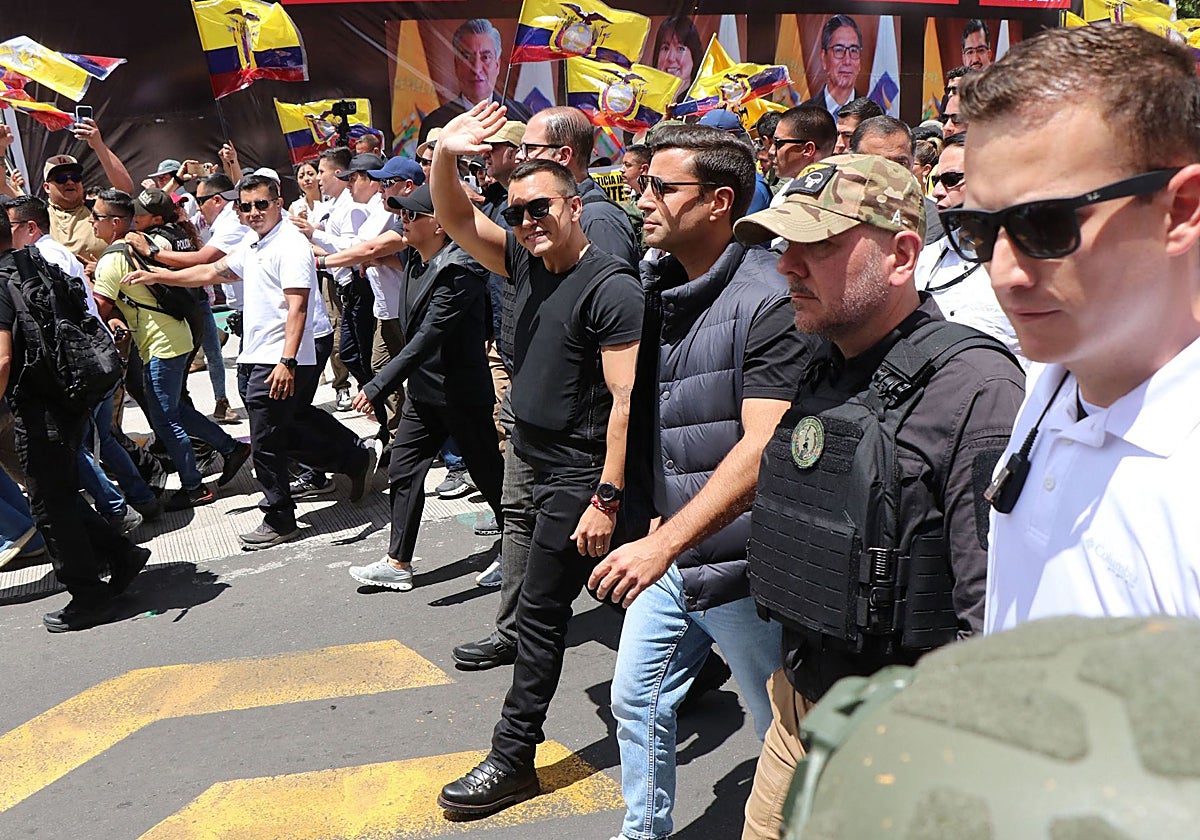 Noboa encabezó la marcha en contra de la Corte Constitucional, devenida en enemiga pública del Gobierno