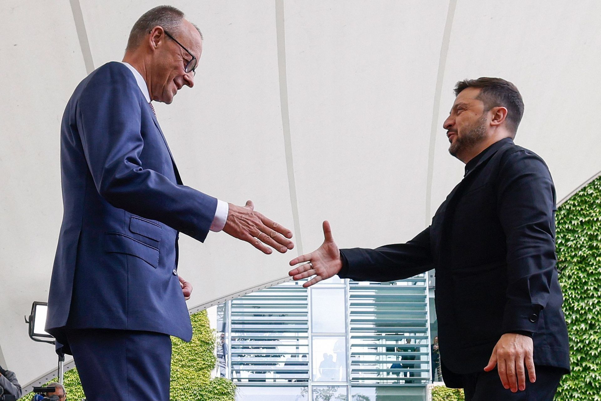 Zelenski se reúne con Merz en Berlín para preparar la reunión virtual de líderes europeos con Trump