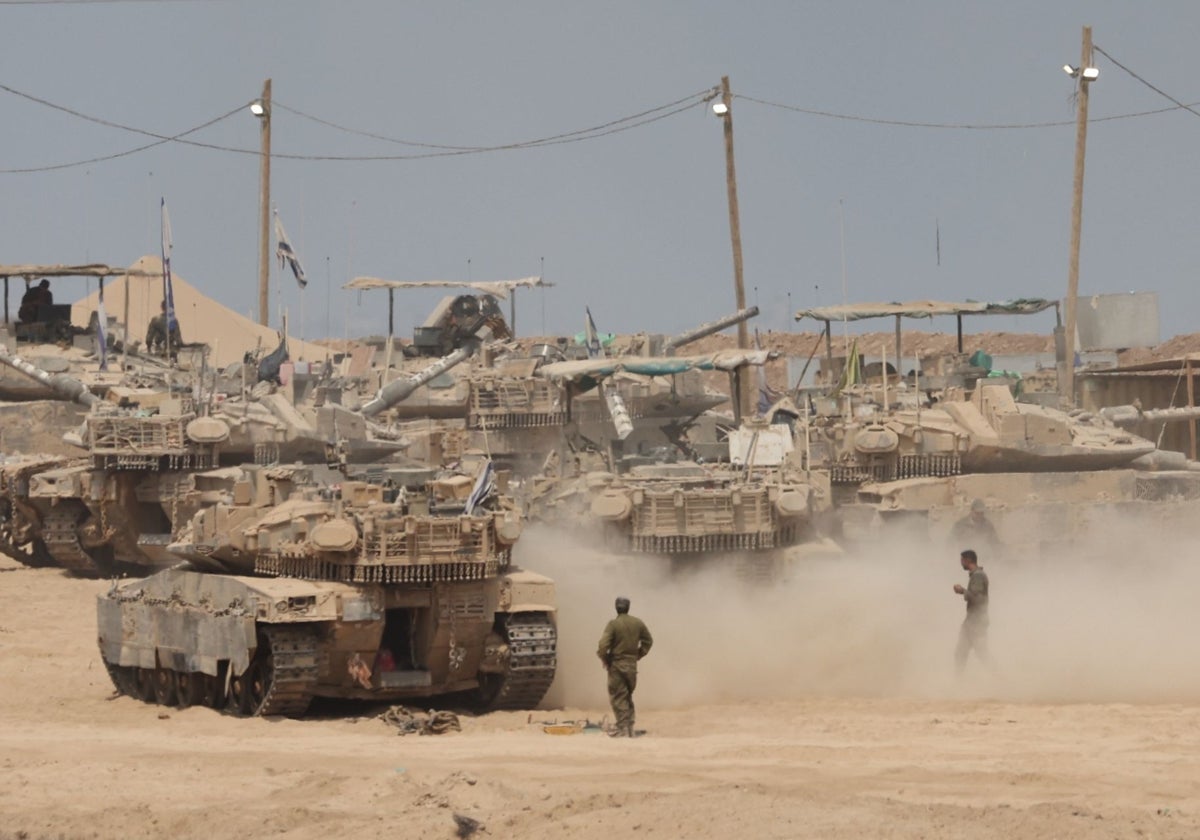 Vehículos blindados israelíes avistados cerca de la frontera de Gaza , en el sur de Israel, el 12 de agosto de 2025.