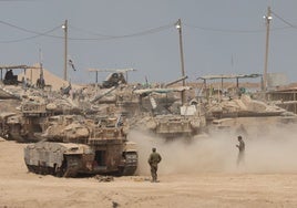Vehículos blindados israelíes avistados cerca de la frontera de Gaza , en el sur de Israel, el 12 de agosto de 2025.