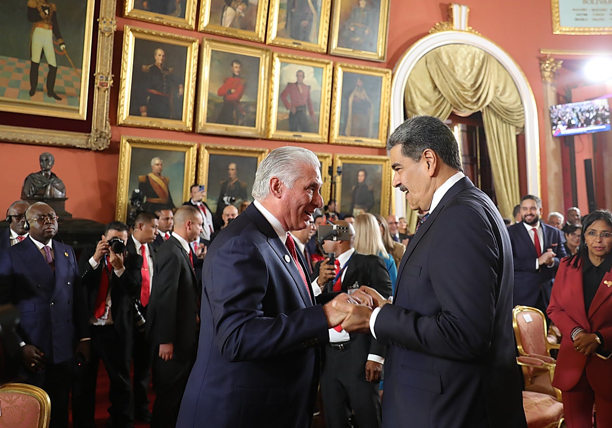 Nicolás Maduro, saludando a su homólogo cubano, Miguel Díaz-Canel, este viernes, en Caracas