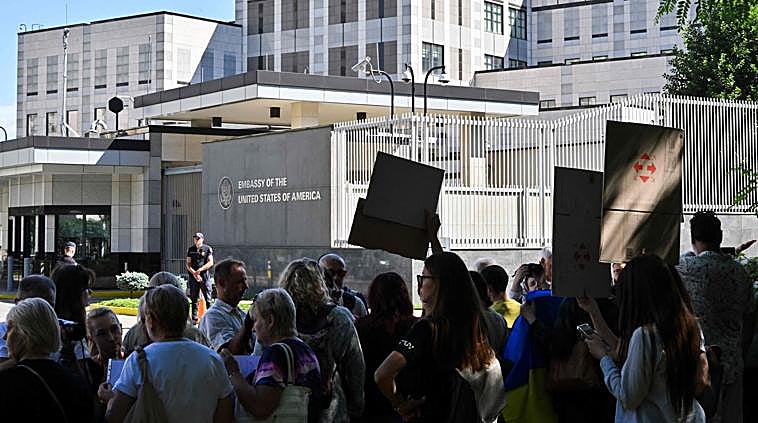 Protesta frente a la Embajada de EE.UU. en Kiev