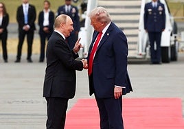 Alfombra roja y aplausos de Trump a Putin en su llegada a Estados Unidos