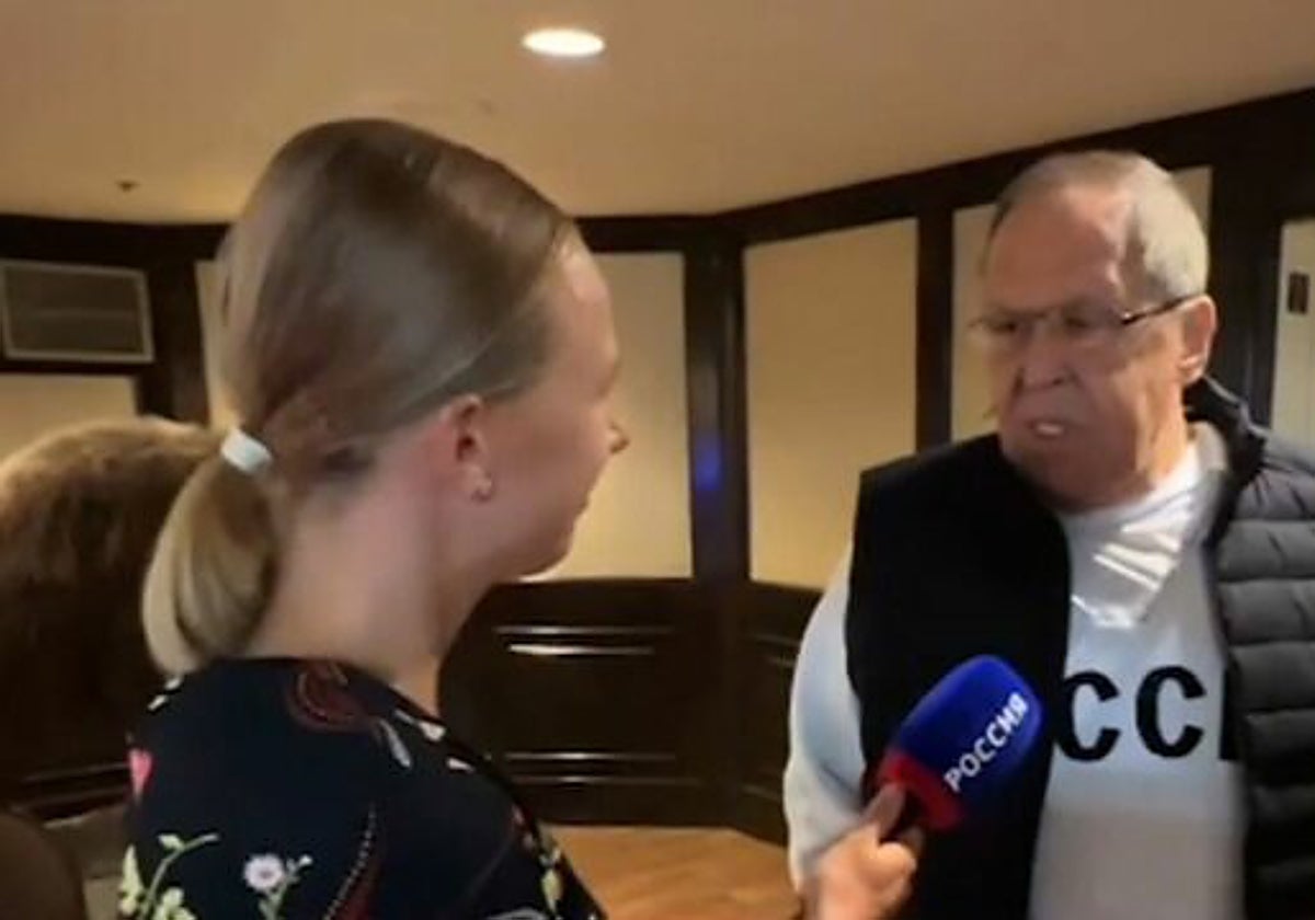 Lavrov haciendo declaraciones en la televisión rusa con el jersey con las siglas «CCCP»