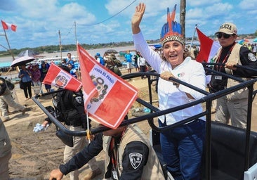La presidenta de Perú visita la isla de Santa Rosa en medio de la disputa territorial con Colombia