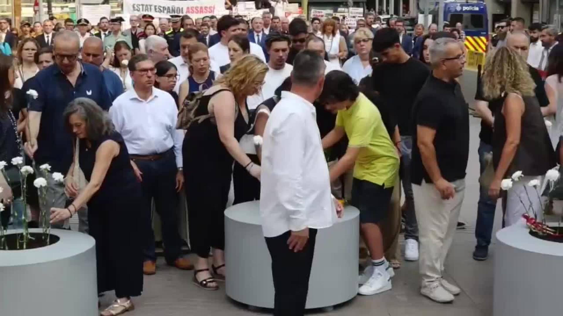 Las víctimas protagonizan un emotivo homenaje por el octavo aniversario del 17-A