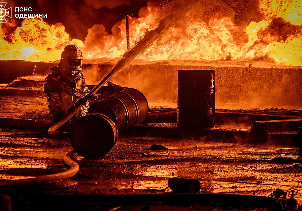 Un bombero trata de sofocar un incendio provocado por un bombardeo en la ciudad de Odesa, en Ucrania