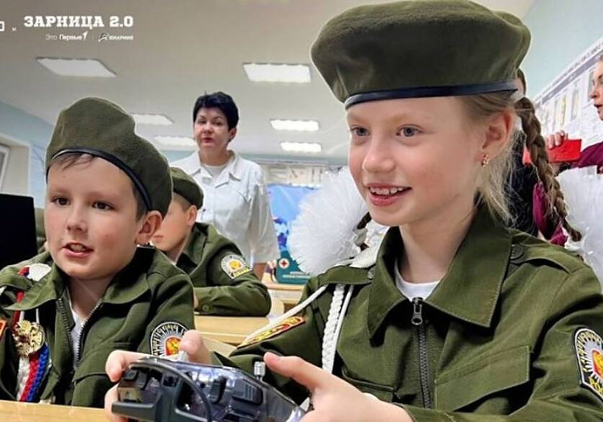 Niños rusos aprendiendo el uso de drones, una materia que lleva años implantada en los centros educativos