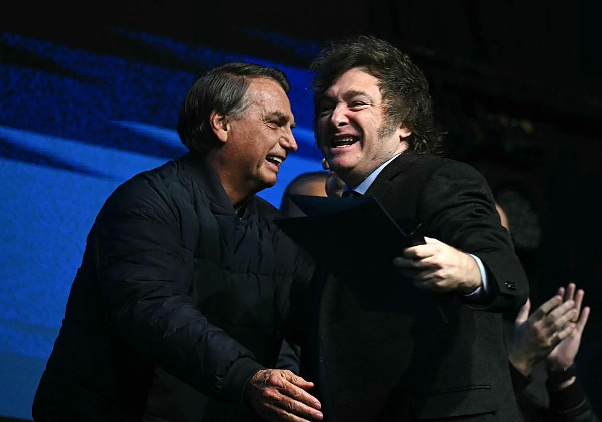 El expresidente brasileño Jair Bolsonaro saluda al presidente argentino Javier Milei durante la conferencia CPAC Brasil celebrada en Santa Catarina, Brasil, el 7 de julio de 2024