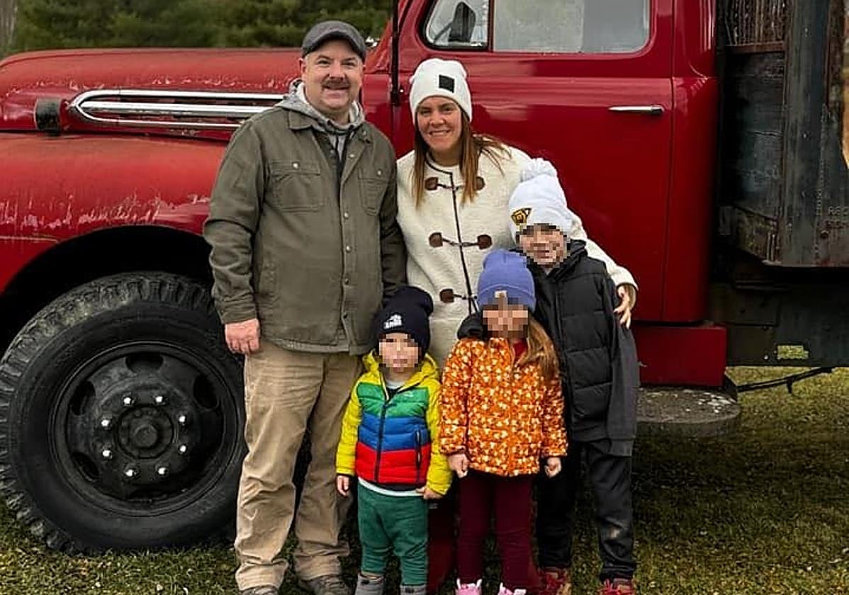 Emily y Ryan Long, junto a sus hijos