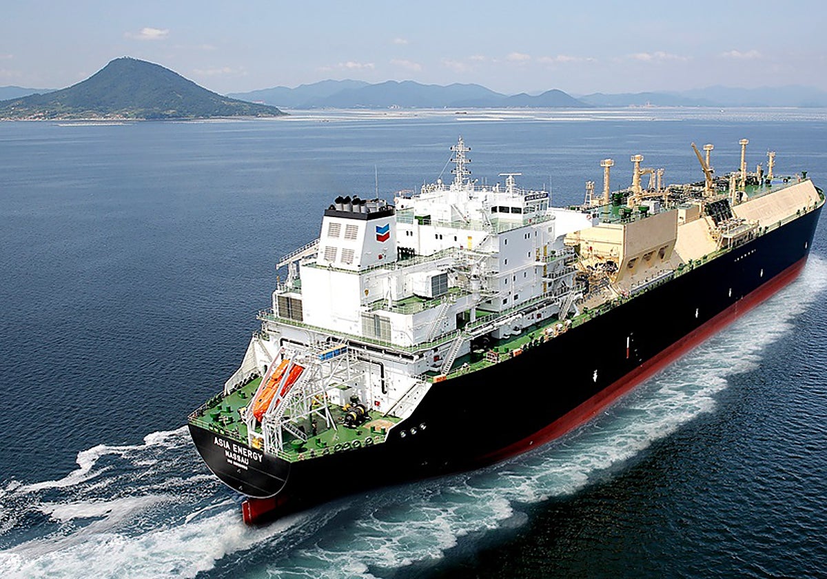 EE.UU. retoma las importaciones de crudo venezolano mientras refuerza su despliegue militar frente a Maduro