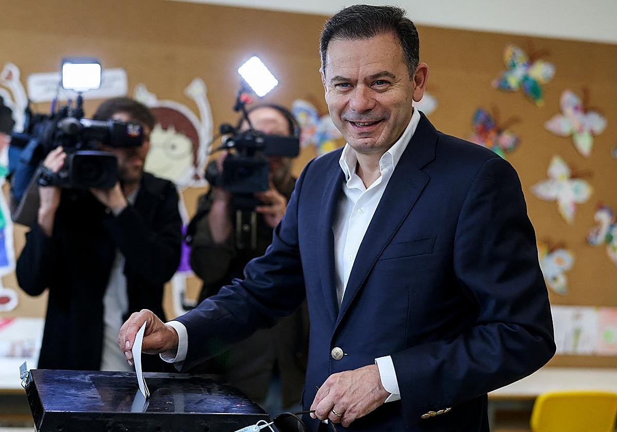 El primer ministro de Portugal, Luis Montenegro, al depositar su voto