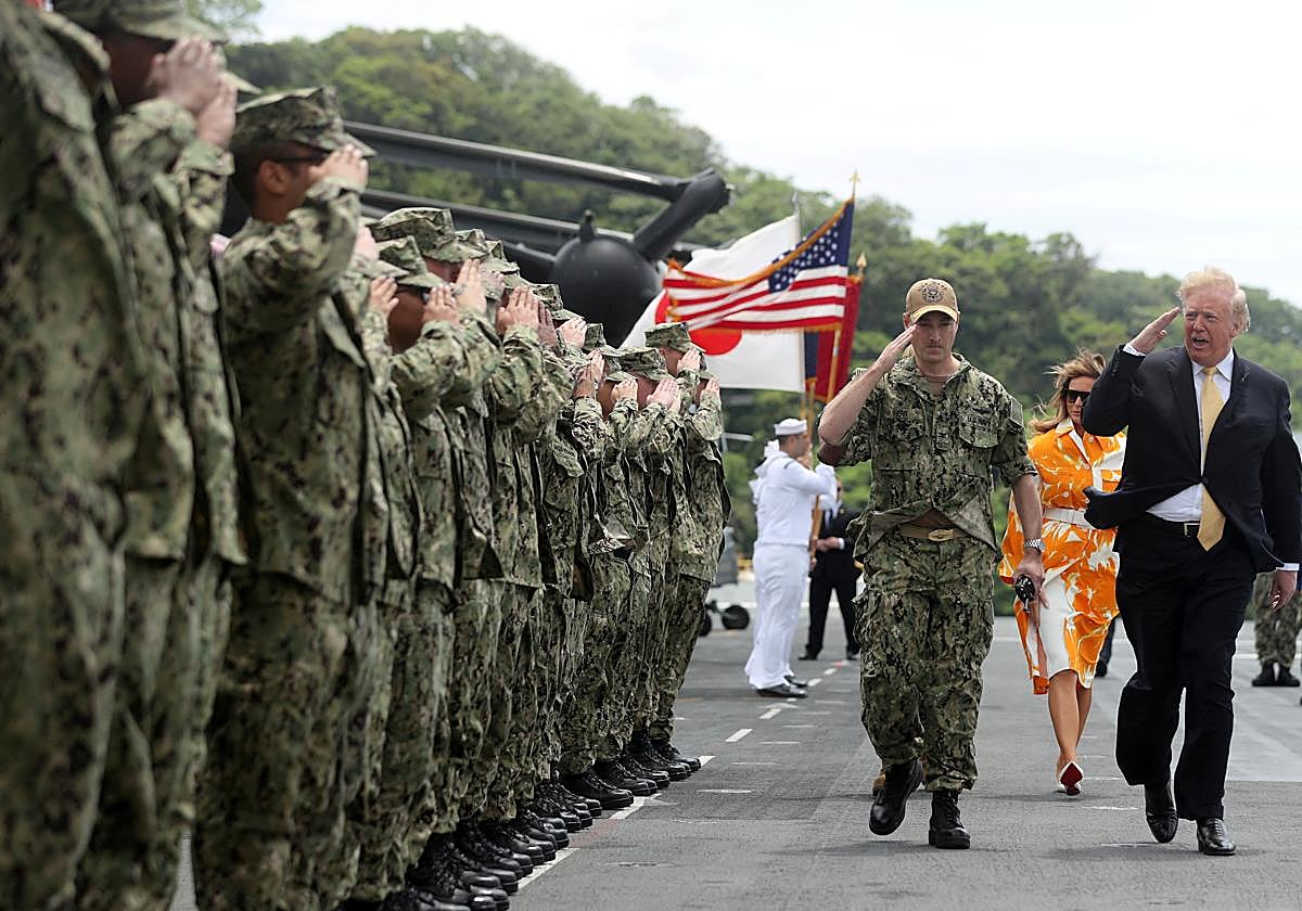 El presidente de Estados Unidos, Donald Trump, saluda a las tropas a bordo del USS Wasp (LHD 1) en Yokosuka