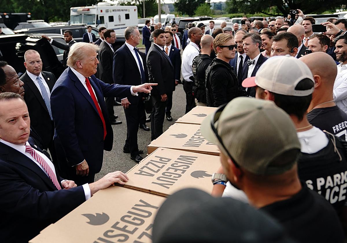 El gabinete de Donald Trump reparte pizzas a miembros de la Policía y militares en Washington