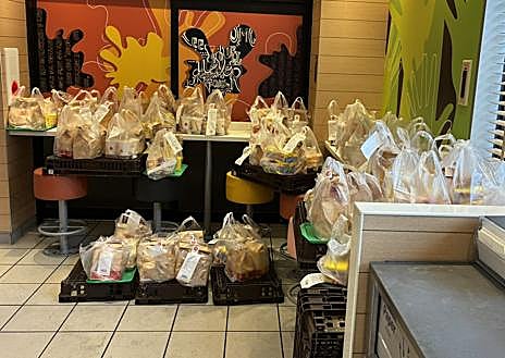 Imagen secundaria 1 - Imagen 1: Comida intacta junto a una captura de pantalla que muestra un sitio web donde algunos clientes ponían a la venta las cartas adquiridas con el menú. Imagen 2: Bolsas de comida desperdiciada esparcidas por uno de los restaurantes. Imagen 3: Las largas colas que se formaron en los Mc Donald's de Japón durante la promoción.