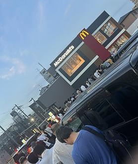 Imagen secundaria 2 - Imagen 1: Comida intacta junto a una captura de pantalla que muestra un sitio web donde algunos clientes ponían a la venta las cartas adquiridas con el menú. Imagen 2: Bolsas de comida desperdiciada esparcidas por uno de los restaurantes. Imagen 3: Las largas colas que se formaron en los Mc Donald's de Japón durante la promoción.