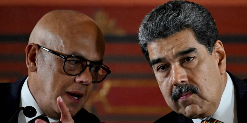 Maduro hace un llamamiento y ofrece armas a civiles en respuesta a la ofensiva militar de EE.UU.