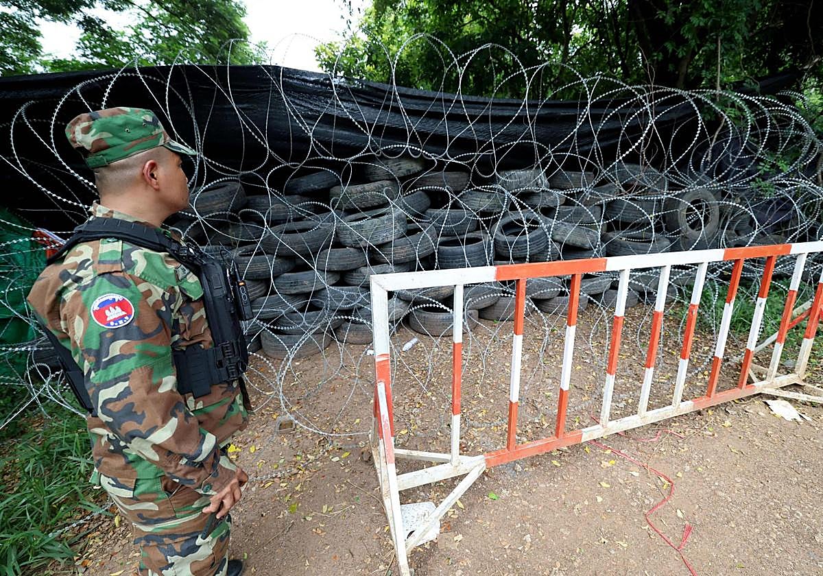 Soldado camboyano al lado de la frontera disputada entre Tailandia y Cmaboya, el pasado 22 de agosto