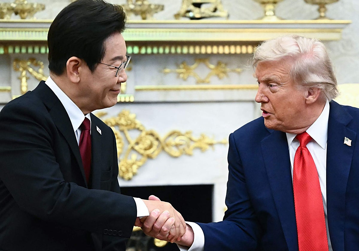 Trump y su homólogo de Corea del Sur, Lee Jae Myung, reunidos en el Despacho Oval