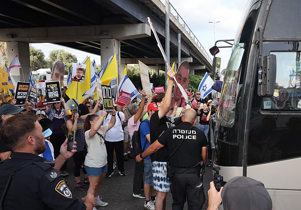 Manifestantes bloquean el tráfico durante una protesta organizada por las familias de los rehenes israelíes capturados en la Franja de Gaza desde octubre de 2023, en Tel Aviv, Israel