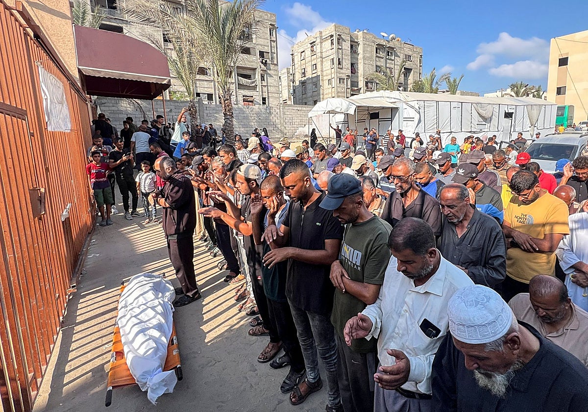 Funeral de los palestinos muertos en un ataque israelí contra un campamento de tiendas de campaña, en el hospital Nasser en Jan Younis.