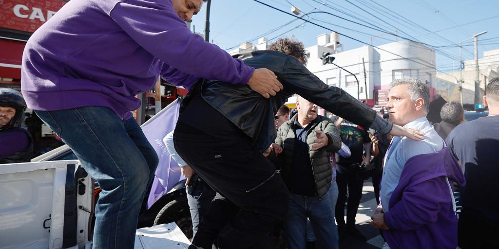 Milei, evacuado de un acto electoral tras el lanzamiento de objetos contra su caravana por parte de los opositores