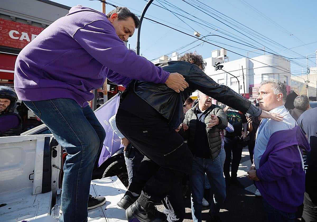 El momento de la evacuación del presidente argentino, Javier Milei